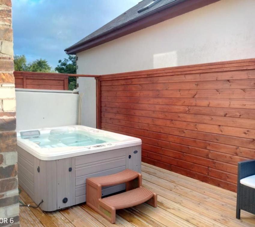 Fistral Hot Tub House For 8 On Retallack Resort نيوكويي المظهر الخارجي الصورة